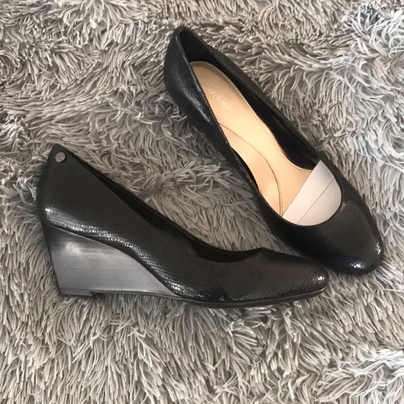 Calvin Klein Saxton Patent Lizard Wedges - Picture 2 of 4